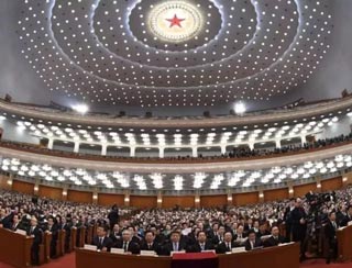 3月13日上午，十三屆全國人大一次會議召開第四次全體會議。會議上，新一輪國務院機構改革方案正式出爐。方案顯示，改革國稅地稅征管體制，將省級和省級以下國稅地稅機構合并。國稅地稅機構合并后，具體承擔所轄區(qū)域內各項稅收、非稅收入征管等職責，實行以國家稅務總局為主與省(區(qū)、市)人民政府雙重領導管理體制。國稅地稅合并，企業(yè)界多樂見其成。全國工商聯(lián)今年由企業(yè)主筆的一份集體提案就建議國稅地稅合并，并表示這樣既有利于政府減少稅務監(jiān)管的投入，還可以降低企業(yè)因現(xiàn)行國稅、地稅分立體系而產生的多頭管理的成本等問題。配合分稅制改革 國稅地稅分立改革開放四十年來，我國已經(jīng)進行了多次稅制改革。1978年，中國實行經(jīng)濟體制改革，進行了第一步利改稅，即國有企業(yè)改上繳利潤為繳納所得稅;1984年實行第二步利改稅，將工商統(tǒng)一稅改為工商稅和產品稅、所得稅，開征城市維護建設稅;1986年開征個人所得稅;1994年施行了分稅制改革，根據(jù)不同行業(yè)和稅種，將產品稅改為增值稅，將建筑安裝、交通運輸、飲食服務、郵政電訊等服務行業(yè)所經(jīng)營項目納入營業(yè)稅的征收范圍，將過去的稅務局分為國家稅務局和地方稅務局，國稅地稅正式分立；不過，分稅制在發(fā)揮了重要作用之后，執(zhí)法不夠統(tǒng)一、辦稅不夠便利等問題也慢慢的呈現(xiàn)了出來。因此，從1994年分稅制以來，建議“國稅地稅合并”的聲音一直存在。時隔23年 國稅地稅再次合并如今，隨著營改增的推進，營業(yè)稅這一原地方主體稅種退出歷史舞臺，改為增值稅后，轉由國稅部門征管，地稅部門征管任務減少較多，“國稅地稅合并”的呼聲再起。加上5年前開始試行的國稅、地稅合作，在減輕納稅成本、優(yōu)化服務、強化征管和規(guī)范執(zhí)法等方面都顯示了較好的效果，這次就從合作變?yōu)榱撕喜?。這是繼1994年實行分稅制改革后，時隔23年，省級及省級以下國稅地稅機構再次合并。國稅地稅合并 減輕納稅人負擔據(jù)慧算賬了解，國稅地稅機構合并后，具體承擔所轄區(qū)域內各項稅收、非稅收入征管等職責，實行以國家稅務總局為主與省(區(qū)、市)人民政府雙重領導管理體制。國稅地稅征管體制的改革，不但能夠節(jié)約稅收征管成本，也會大幅度降低納稅人的納稅成本。之前，很多納稅人要同時繳納國稅、地稅，存在“多頭跑”等問題; 改革后，納稅人通過一個窗口納稅，會更加方便，辦事效率也會提高，也節(jié)省了收稅成本。同時，在信息化如此發(fā)達的情況下，國稅、地稅兩套機構在不同程度上也存在資源重置，在現(xiàn)行制度體系下，實行一套機構就可以在一定程度上避免這些問題，對于提高征管效率也有好處。